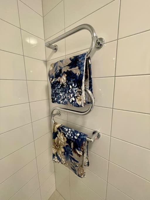 Newly Built Bright Apartment, Close To Everything If You Want To Visit Stockholm, You Will Find The Perfect Accommodation Here! Ferry Line 80 Makes It Very Convenient And Easy To Get To The City Center Nacka Bagian luar foto