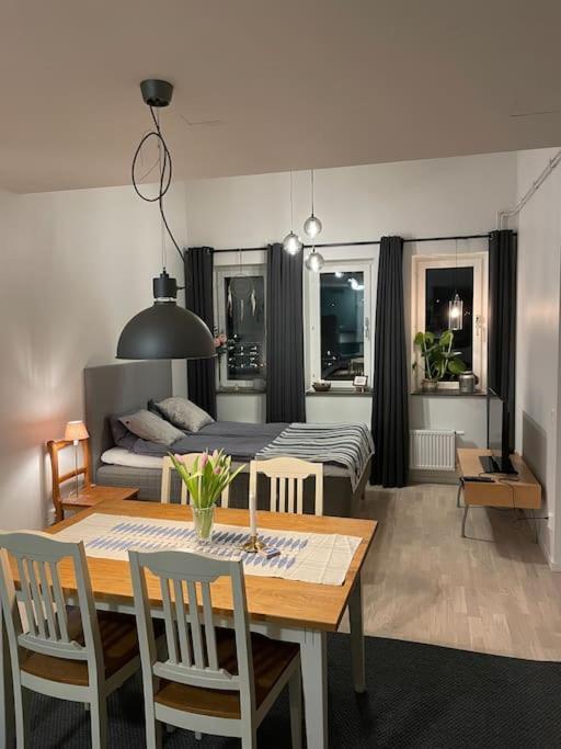 Newly Built Bright Apartment, Close To Everything If You Want To Visit Stockholm, You Will Find The Perfect Accommodation Here! Ferry Line 80 Makes It Very Convenient And Easy To Get To The City Center Nacka Bagian luar foto