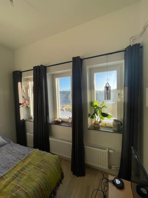 Newly Built Bright Apartment, Close To Everything If You Want To Visit Stockholm, You Will Find The Perfect Accommodation Here! Ferry Line 80 Makes It Very Convenient And Easy To Get To The City Center Nacka Bagian luar foto