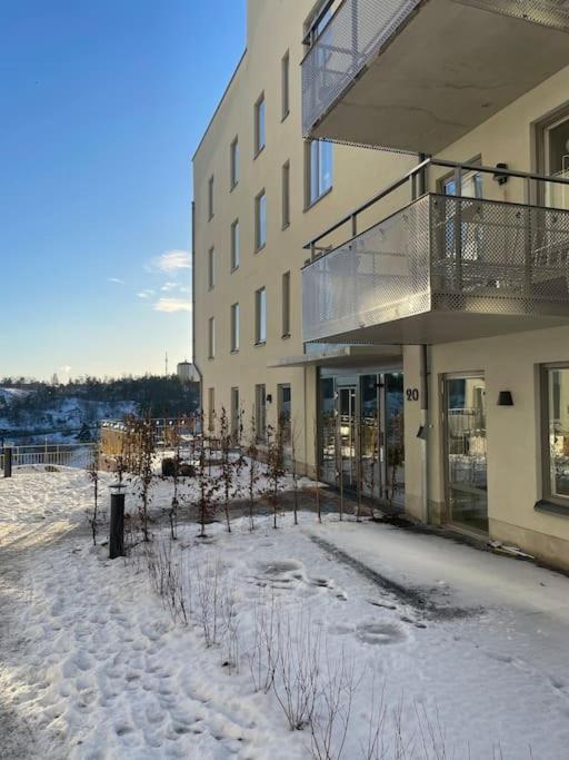 Newly Built Bright Apartment, Close To Everything If You Want To Visit Stockholm, You Will Find The Perfect Accommodation Here! Ferry Line 80 Makes It Very Convenient And Easy To Get To The City Center Nacka Bagian luar foto