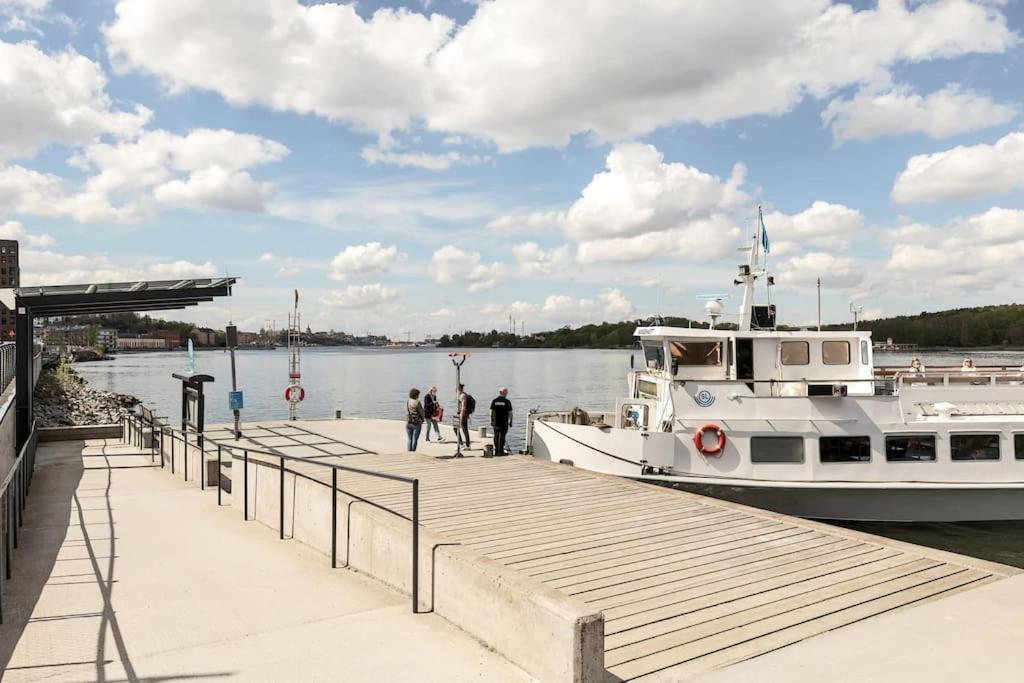 Newly Built Bright Apartment, Close To Everything If You Want To Visit Stockholm, You Will Find The Perfect Accommodation Here! Ferry Line 80 Makes It Very Convenient And Easy To Get To The City Center Nacka Bagian luar foto