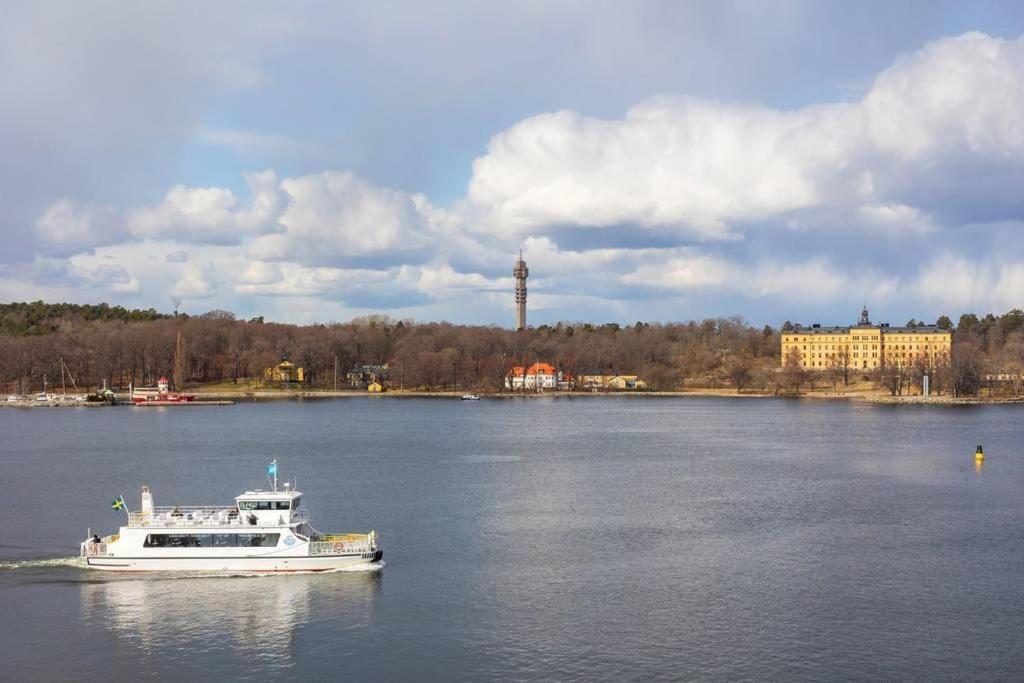 Newly Built Bright Apartment, Close To Everything If You Want To Visit Stockholm, You Will Find The Perfect Accommodation Here! Ferry Line 80 Makes It Very Convenient And Easy To Get To The City Center Nacka Bagian luar foto