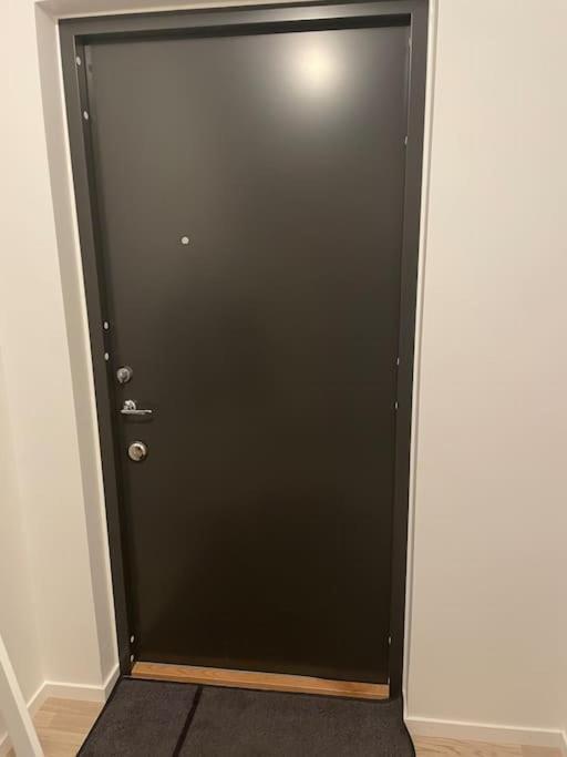 Newly Built Bright Apartment, Close To Everything If You Want To Visit Stockholm, You Will Find The Perfect Accommodation Here! Ferry Line 80 Makes It Very Convenient And Easy To Get To The City Center Nacka Bagian luar foto