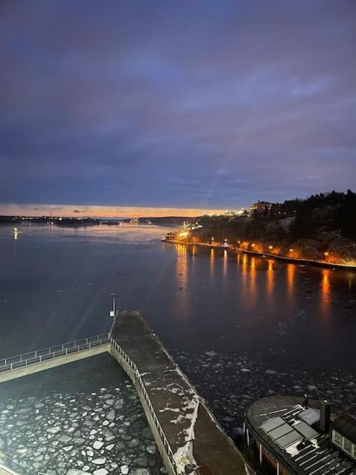 Newly Built Bright Apartment, Close To Everything If You Want To Visit Stockholm, You Will Find The Perfect Accommodation Here! Ferry Line 80 Makes It Very Convenient And Easy To Get To The City Center Nacka Bagian luar foto