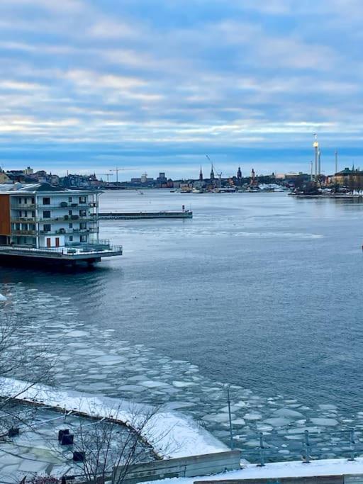 Newly Built Bright Apartment, Close To Everything If You Want To Visit Stockholm, You Will Find The Perfect Accommodation Here! Ferry Line 80 Makes It Very Convenient And Easy To Get To The City Center Nacka Bagian luar foto