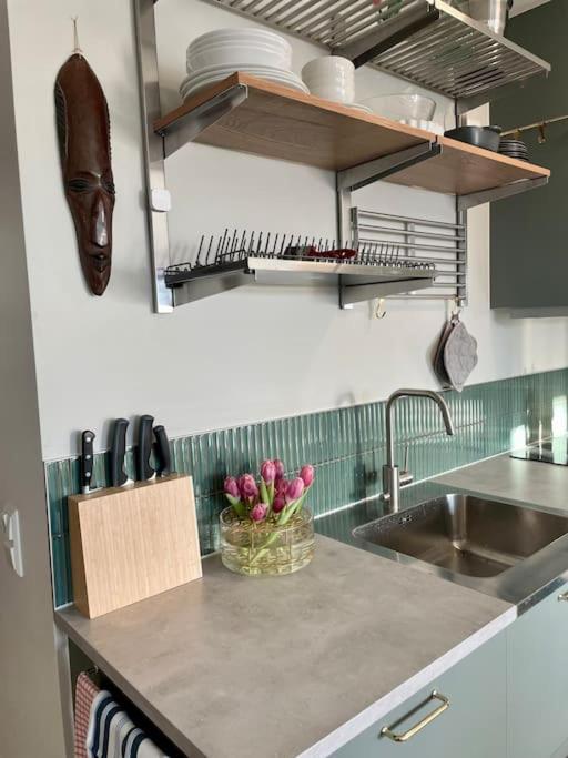 Newly Built Bright Apartment, Close To Everything If You Want To Visit Stockholm, You Will Find The Perfect Accommodation Here! Ferry Line 80 Makes It Very Convenient And Easy To Get To The City Center Nacka Bagian luar foto
