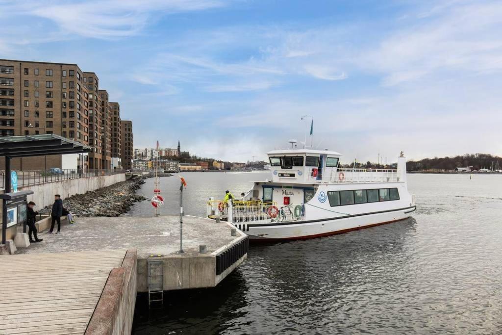 Newly Built Bright Apartment, Close To Everything If You Want To Visit Stockholm, You Will Find The Perfect Accommodation Here! Ferry Line 80 Makes It Very Convenient And Easy To Get To The City Center Nacka Bagian luar foto